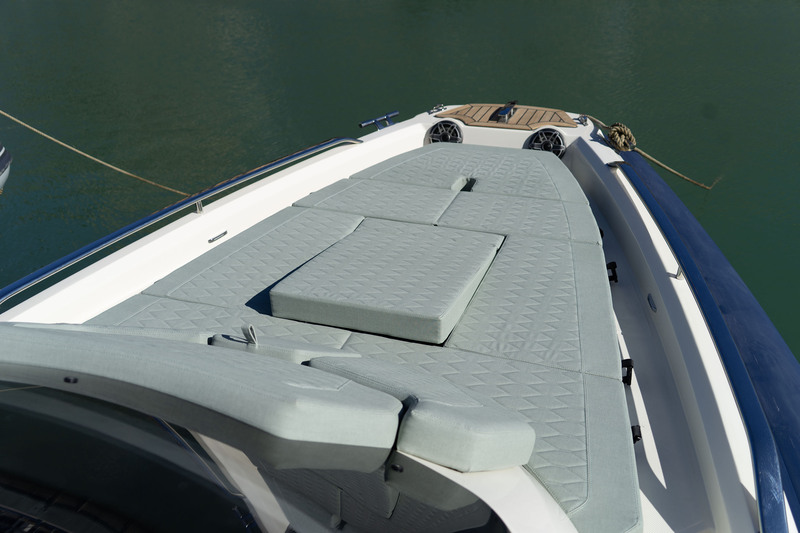 Si la pointe avant est presque entièrement occupée par le solarium, il reste un espace appréciable pour la circulation. Le coussin central une fois enlevé découvre un puits de lumière à la cabine.