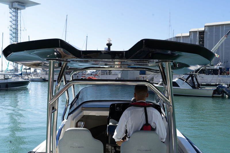 Même avec un soleil italien au zénith, le hard-top fournit une ombre généreuse pour la console et une partie du cockpit.