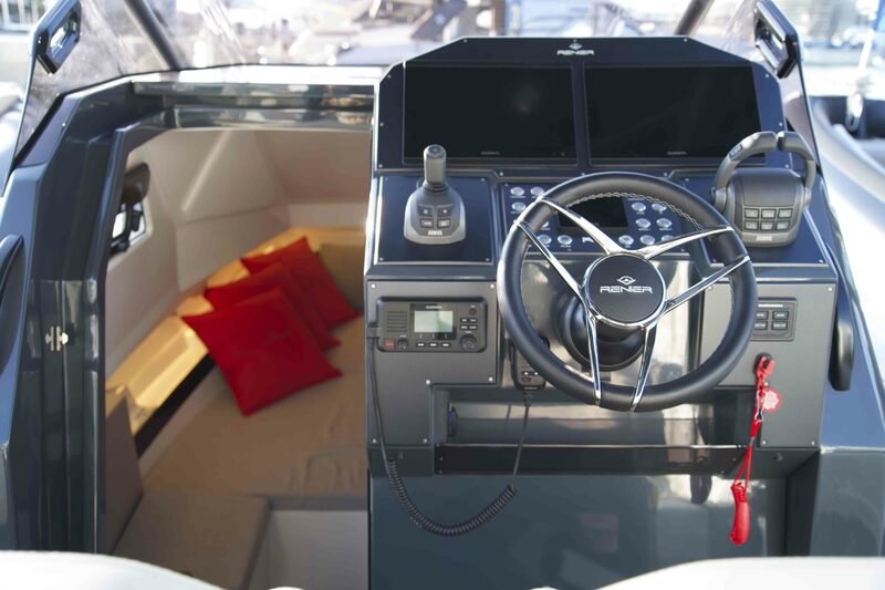 La disposition des instruments de navigation prouve la navigabilité des Renier, notamment le joystick presque au milieu du bateau afin de pouvoir contrôler vi-suellement l’environnement lors des manœuvres.