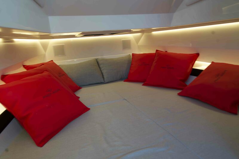 Éclairage, choix des matériaux, finitions soignées, vaigrages de qualité : dans la cabine tout est réfléchi pour une habitabilité maximale.