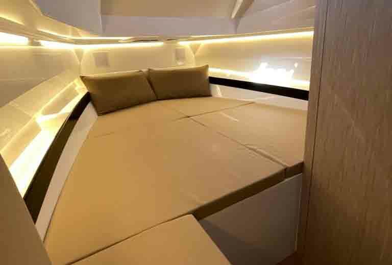 L’éclairage indirect de la cabine en dit long sur le soin porté aux finitions. Les équipets et les volumes des coffres de rangement permettent de stocker le né-cessaire pour plusieurs nuits.