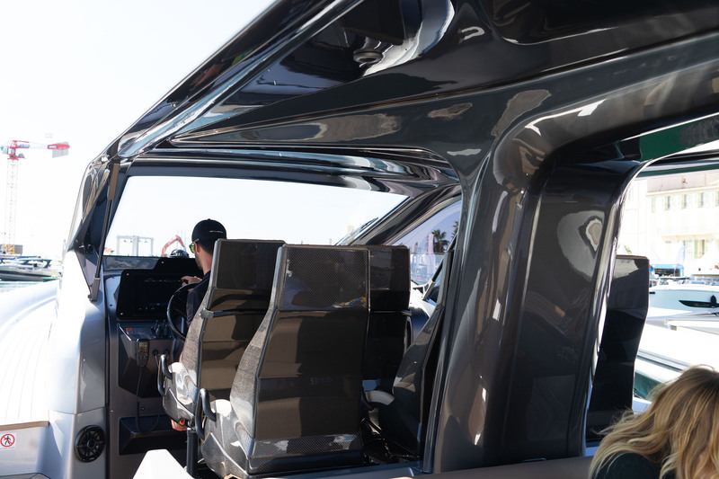 Le travail réalisé sur le hard-top concerne aussi bien l’aérodynamisme extérieur qu’intérieur. Une pièce très réussie de l’Anvera 58.
