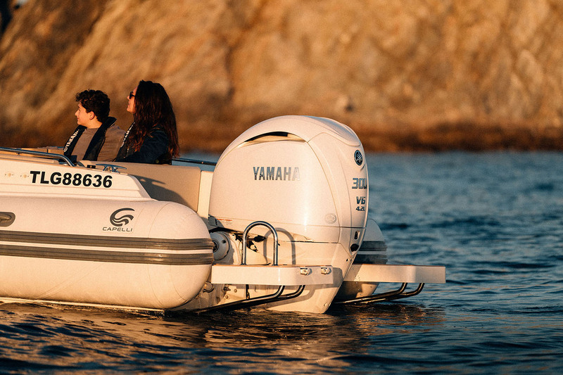 La motorisation Yamaha, disponible en 250, 300 ou 350 ch, s’associe parfaitement au programme méditerranéen et à la carène du Capelli Tempest 800.