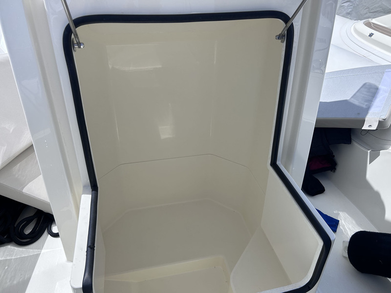 La partie avant de la console dévoile un autre rangement de taille, qui pourra être équipé en option d’un WC marin.