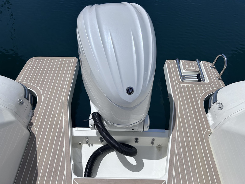 Les plateformes arrière se montrent aussi pratiques pour embarquer ou débarquer que pour se mettre à l’eau. 