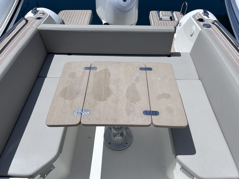 Une fois la table dépliée, le Tempest 800 présente un coin repas agréable.