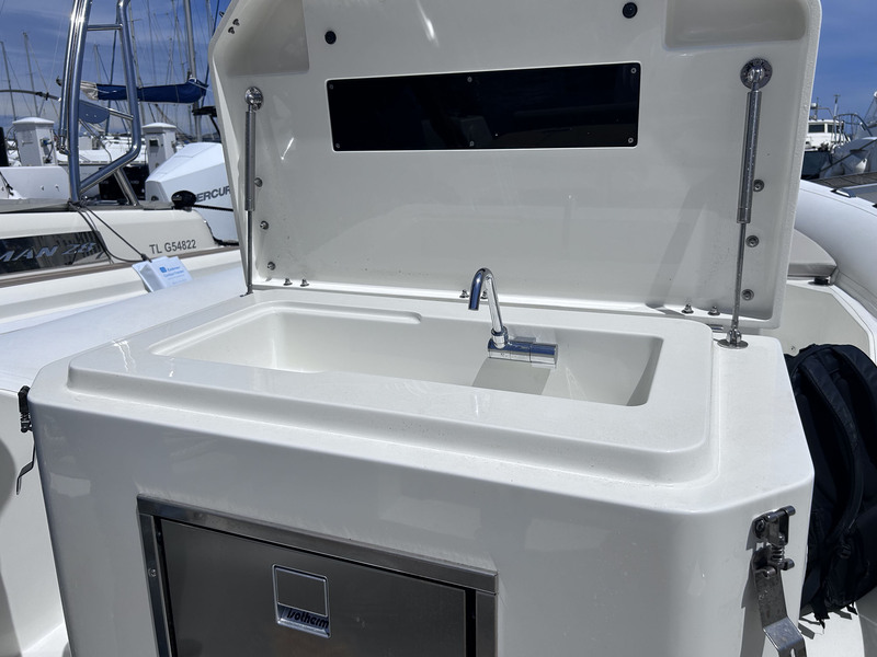 Il est toujours pratique de se restaurer lors des longues sorties en mer. Le coin cuisine dispose  en navigation d’une prise sûre grâce à sa main-courante disposée sur toute sa longueur.