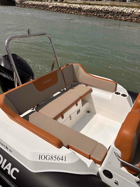 Le cockpit offre la possibilité de placer tout l’équipage en sécurité grâce à une belle hauteur des francs-bords.