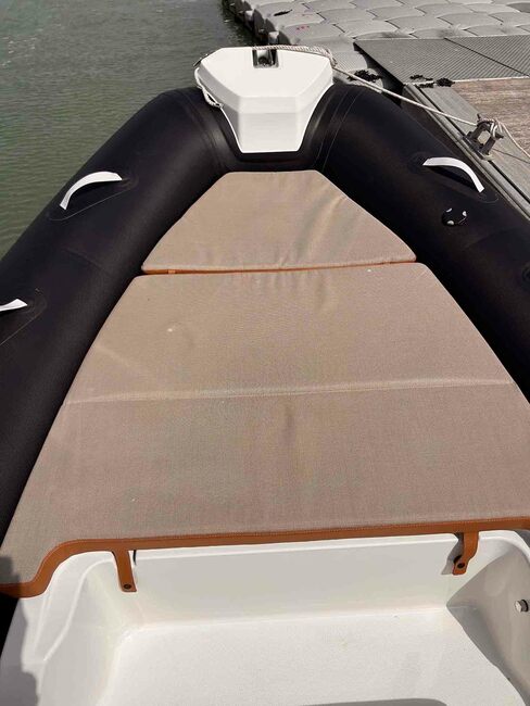 Avec une taille de 144 cm x 140 cm, le solarium avant est aussi à l’aise en mode farniente que pour effectuer les manœuvres d’appontage.