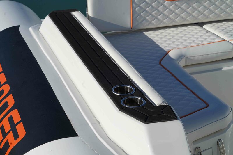 Un revêtement doux sur le plat bord, aussi appréciable pour l’embarquement que pour se jeter à l’eau.