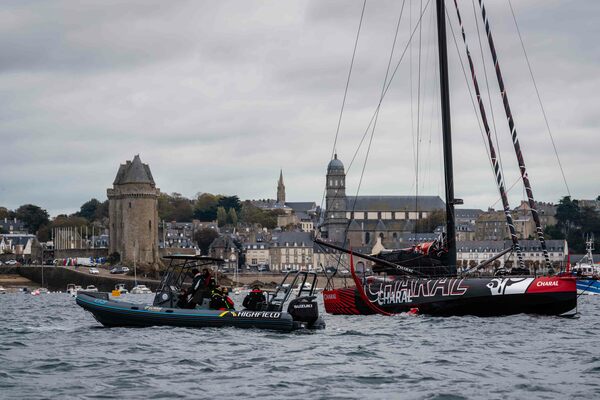 Les bateaux siglés Route du Rhum servent à l’organisation de la course. Ici, ils accueillent l’IMOCA Charal de Jérémie Beyou, un ambassadeur de Suzuki.
