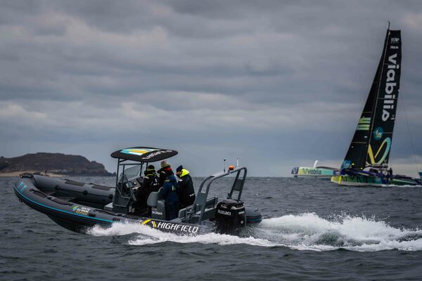 Pour assurer les missions d’intervention avec ces voiliers de course, les Highfield – ici, un Patrol 760 équipé d’un 300 ch Suzuki – doivent être marins et dynamiques.