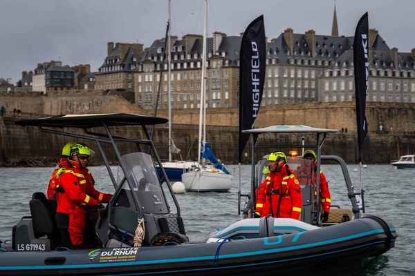 Parmi les 58 unités Highfield-Suzuki de la Route du Rhum, un grand nombre est mis à la disposition de la Société Nationale de Sauvetage en Mer (SNSM) pour la sécurité le jour du départ.
