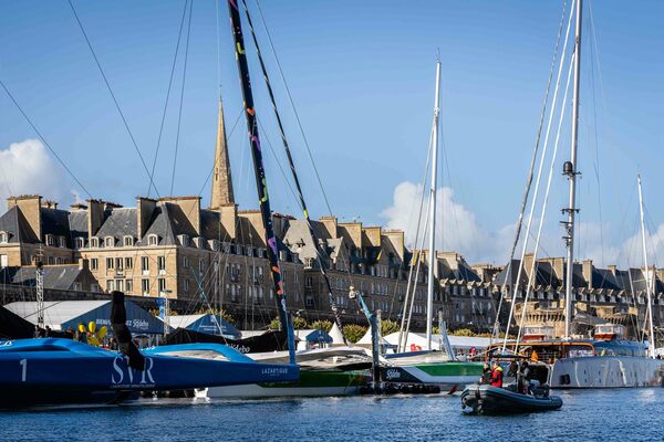 Dans le bassin Vauban, l’alignement des Ultim est l’une des grandes attractions de cette édition avec huit voiliers engagés.