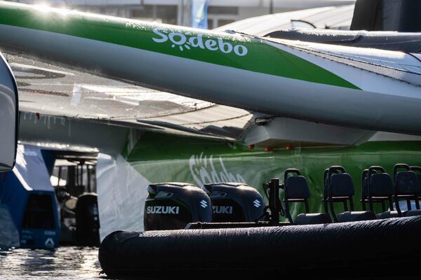 Sodebo Ultim 3, le trimaran mené par Thomas Coville, bénéficie d’un partenariat avec les marques Highfield et Suzuki pour fournir les bateaux de l’équipe de course.
