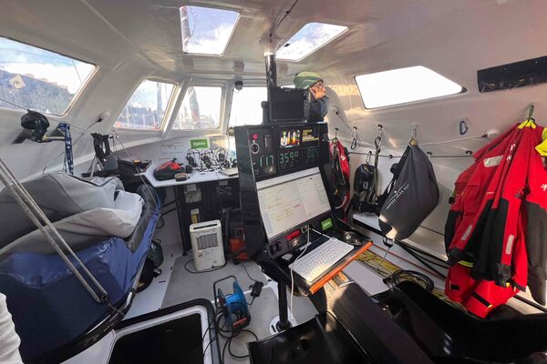 Pendant la course, les marins vivent dans des conditions spartiates, comme ici sur le trimaran de Thomas Coville