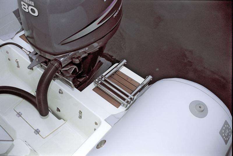 Au lieu de l’habituelle «baignoire de moteur», le cockpit se prolonge de plain-pied jusqu’au tableau arrière pour accroître la surface utile et faciliter l’accès à l’échelle de bain.