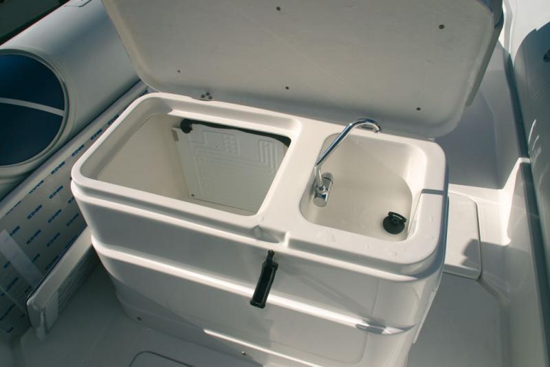 Astucieux : le leaning-post bascule pour découvrir un frigo et un évier.