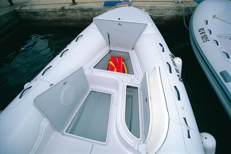 Des coffres de bonnes dimensions pour ranger tout le matériel de bord et les skis nautiques.