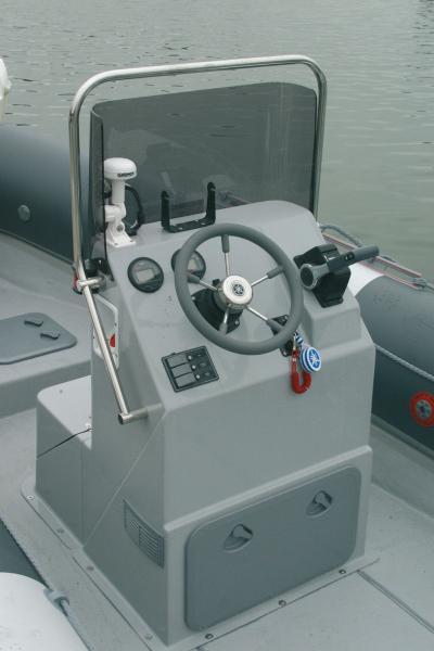 La console de pilotage est bien conçue : le bord supérieur permet le montage d'aides électroniques à la navigation.
