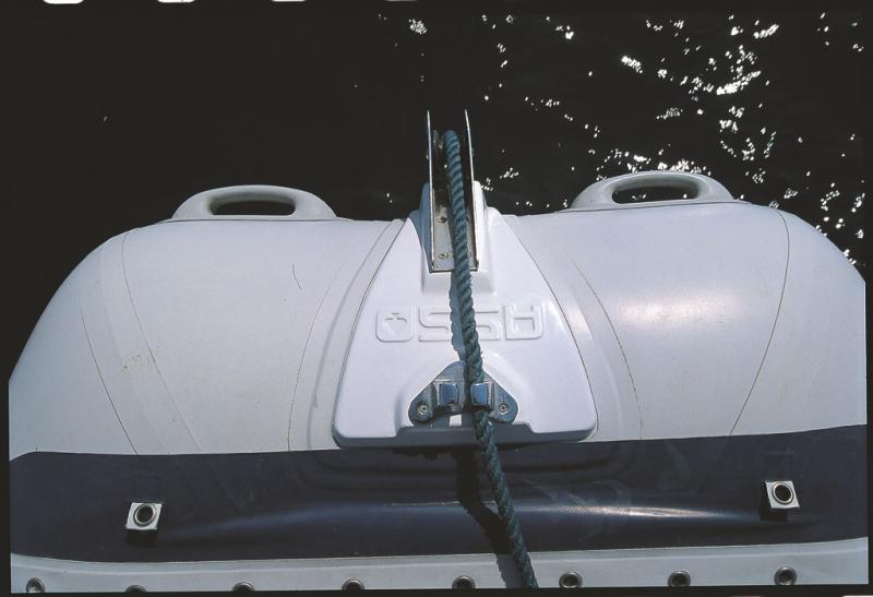 Davier inox monté sur un socle en polyester pour protéger le flotteur lors des manœuvres de mouillage.